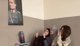 Atatürk portresi önünde skandal poz!