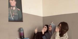 Atatürk portresi önünde skandal poz!