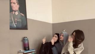Atatürk portresi önünde skandal poz!