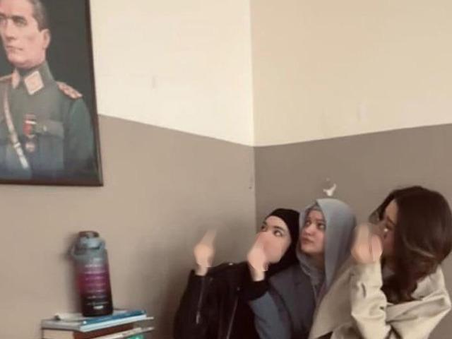 Atatürk portresi önünde skandal poz!