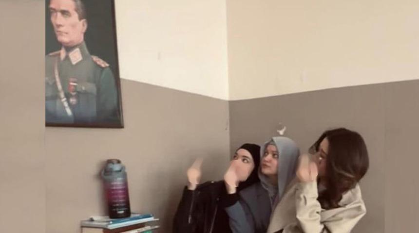 Skandal görüntü! Yabancı uyruklu 3 öğrenciden Atatürk portresi önünde çirkin poz! Soruşturma başlatıldı