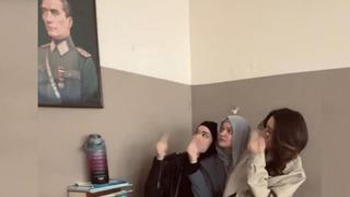 Skandal görüntü! Yabancı uyruklu 3 öğrenciden Atatürk portresi önünde çirkin poz! Soruşturma başlatıldı