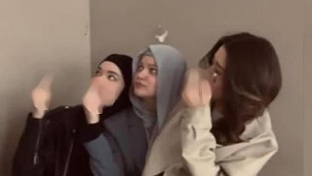 Skandal görüntü! Yabancı uyruklu 3 öğrenciden Atatürk portresi önünde çirkin poz! Soruşturma başlatıldı 1