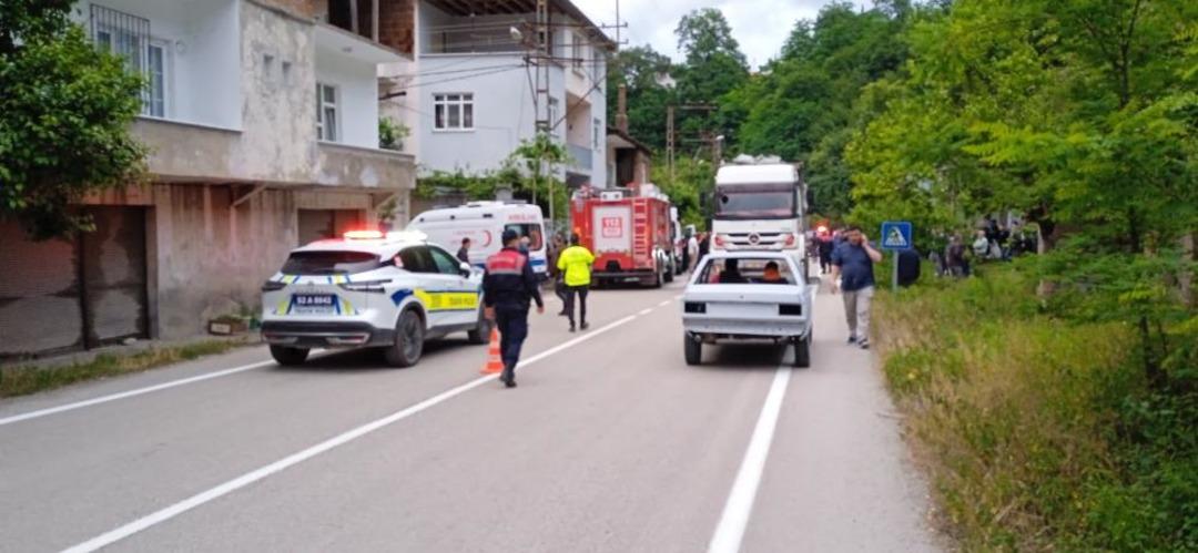 Ordu da feci kaza... Otomobille bakkalın önünde oturanların arasına daldı: 2 kişi hayatını kaybetti 1
