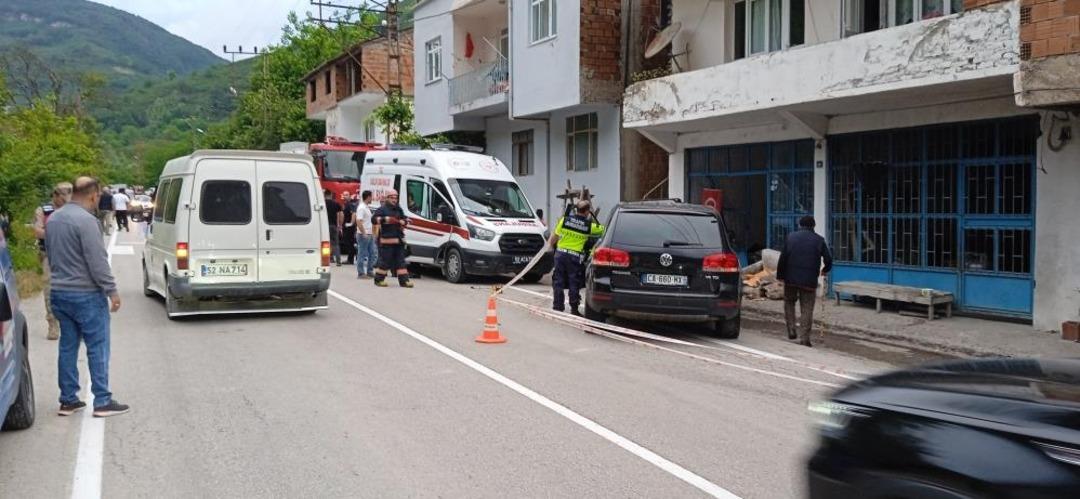 Ordu da feci kaza... Otomobille bakkalın önünde oturanların arasına daldı: 2 kişi hayatını kaybetti 2
