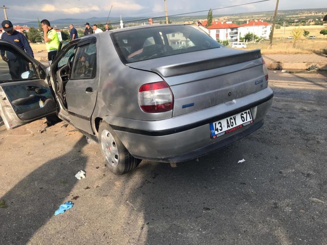 İki araç kafa kafaya çarpıştı: 1 ölü 1 yaralı 1