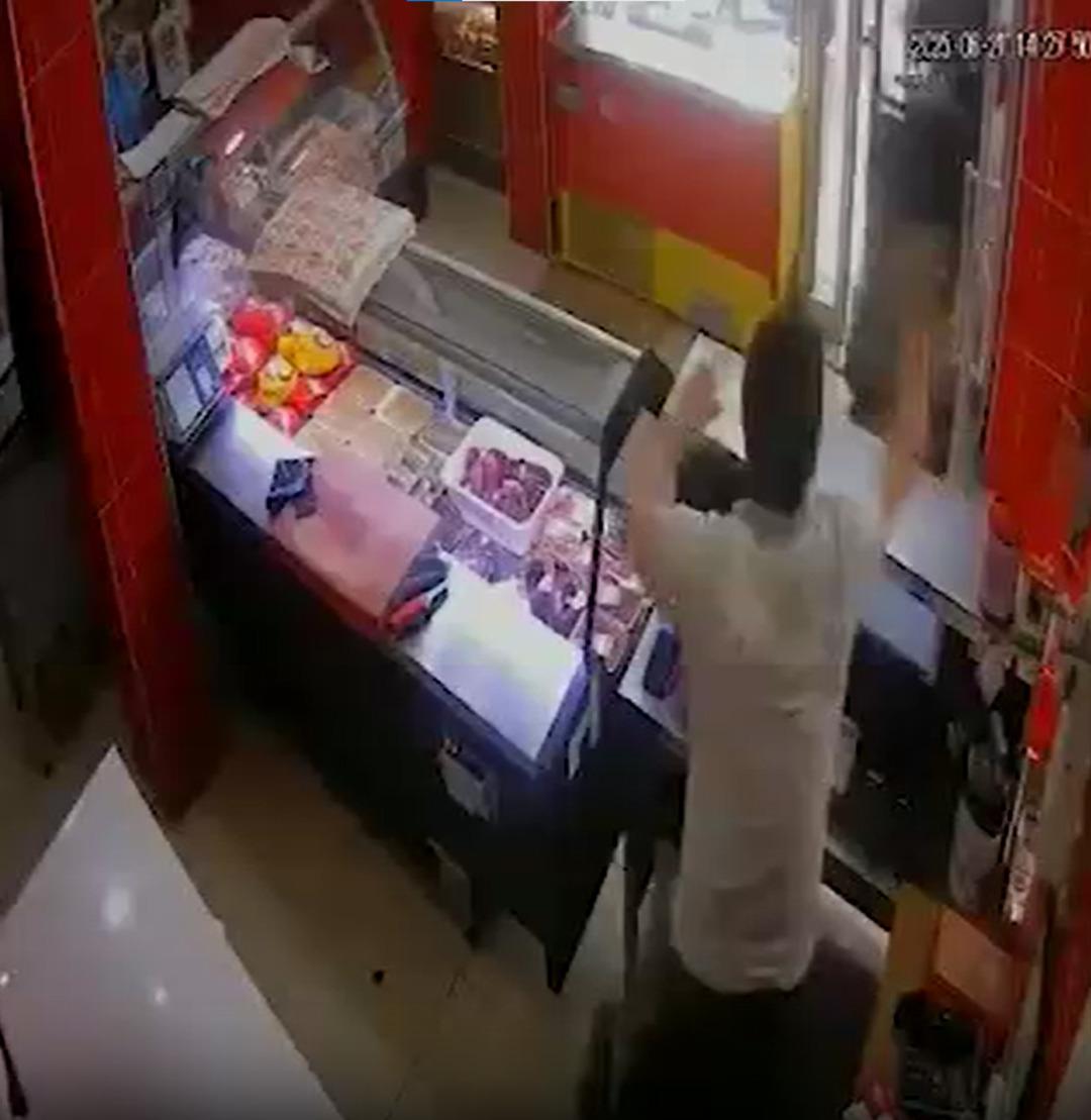 Elektrikli bisikletiyle kasap dükkanına daldı! O anlar kamerada 1