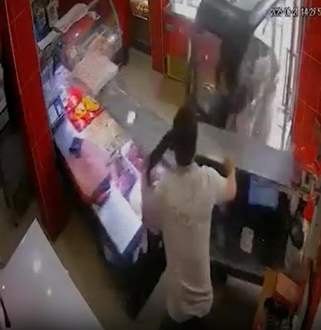 Elektrikli bisikletiyle kasap dükkanına daldı! O anlar kamerada 2
