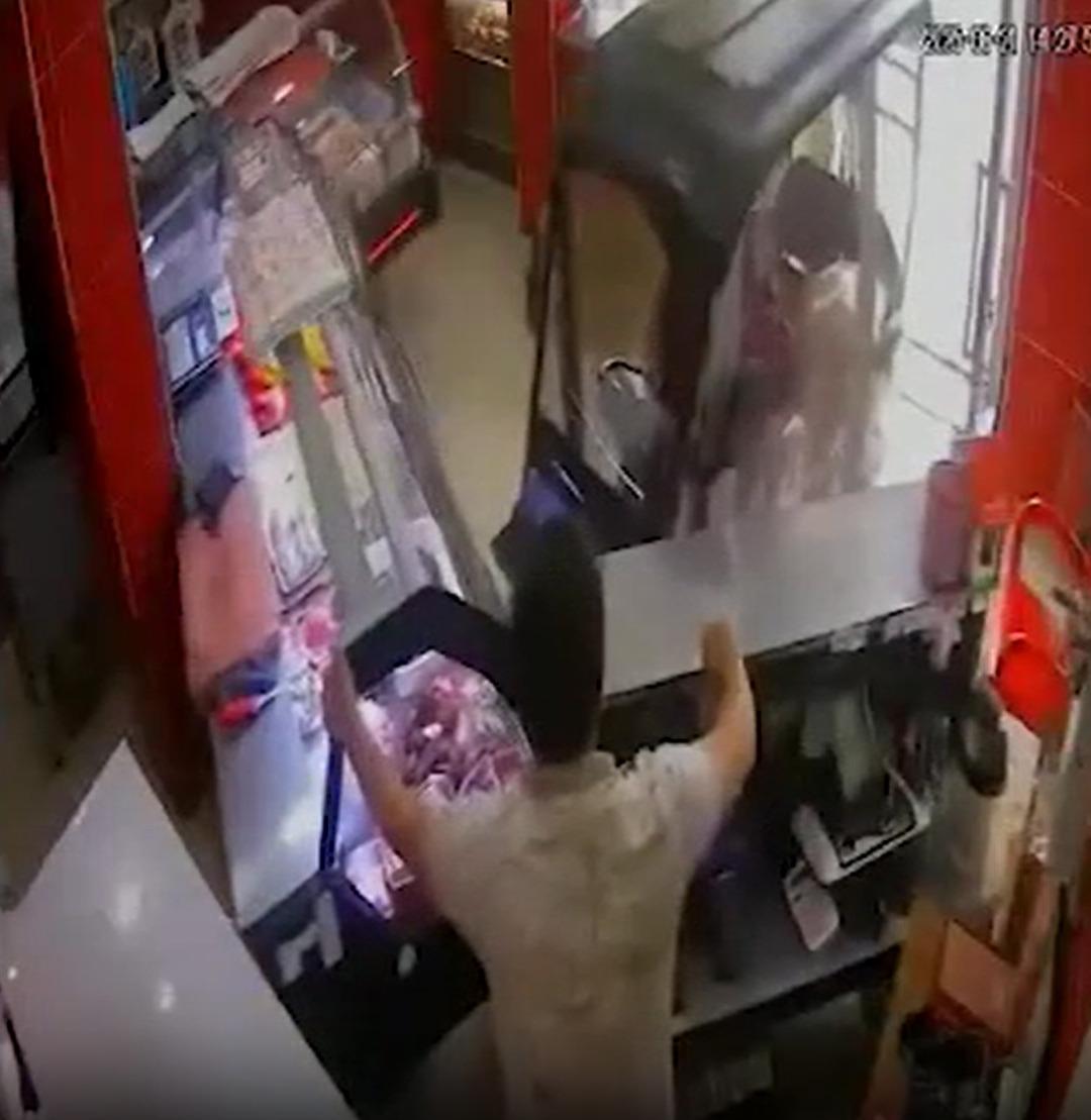 Elektrikli bisikletiyle kasap dükkanına daldı! O anlar kamerada 3