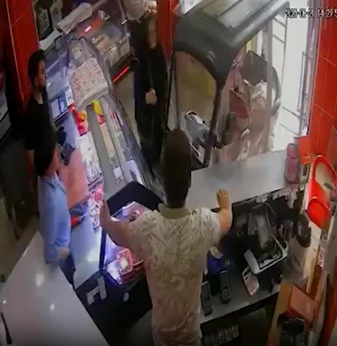 Elektrikli bisikletiyle kasap dükkanına daldı! O anlar kamerada 4