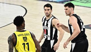 Beşiktaş'tan Fenerbahçe'ye 98 sayılık galibiyet!