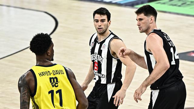 Beşiktaş'tan Fenerbahçe'ye 98 sayılık galibiyet! Seride durum 2-1'e geldi