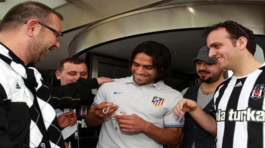Beşiktaş taraftarı, Falcao'ya tesbih hediye etti!
