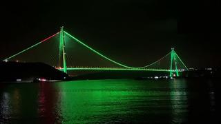 Fatih Sultan Mehmet Köprüsü, skolyoza dikkat çekmek için yeşil renkle aydınlatıldı