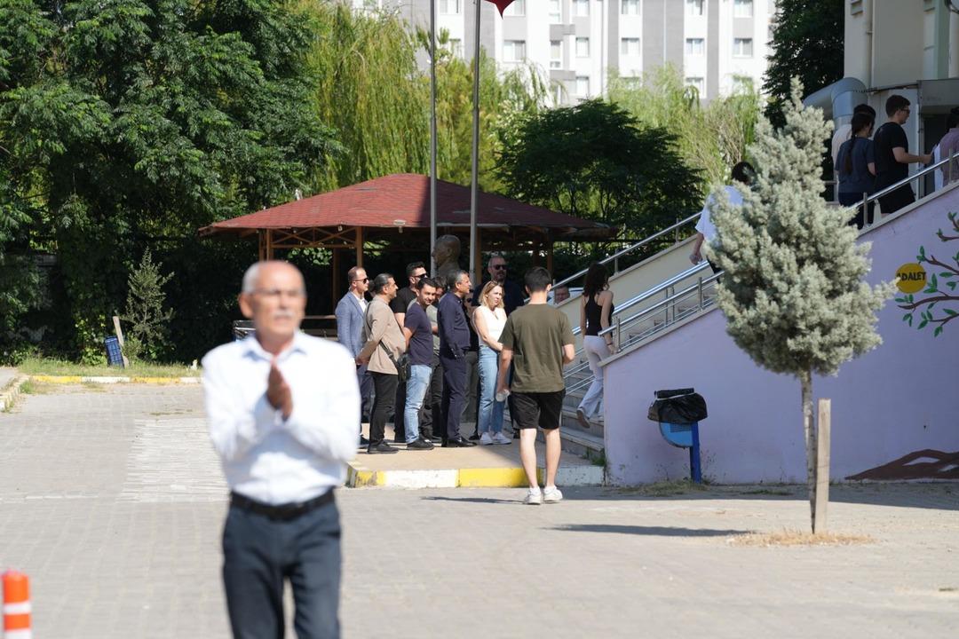 OZGUR-OZEL-NEHIR-ZEYREKI-YINE-YALNIZ-B_777981_229953