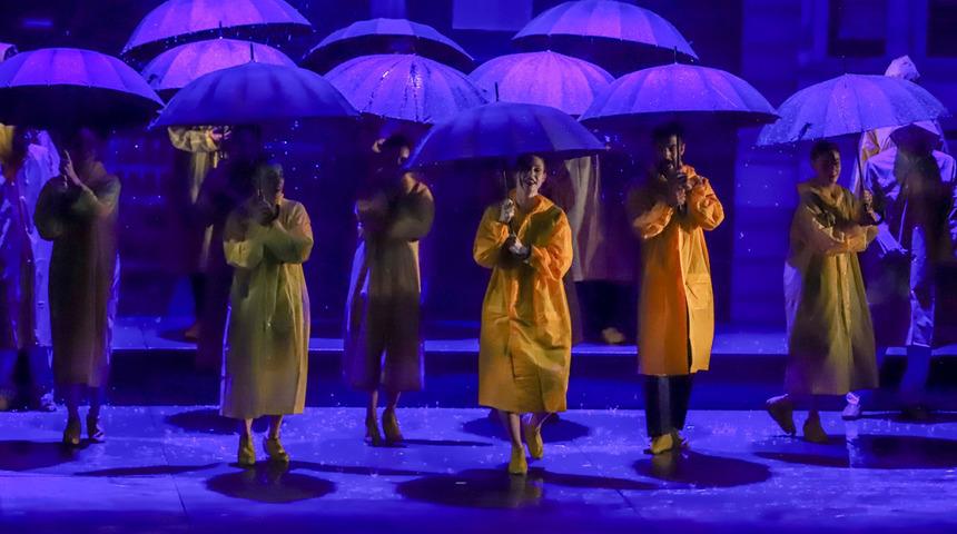 Samsun Kültür Yolu Festivali'nde Türkiye'de bir ilk: "Singin'in the Rain" sahnelendi, sahnede yağmur yağdırıldı