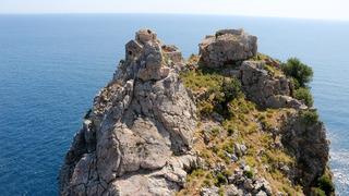 Tarihi kilisede skandal! Taşları söküp mangal yakmışlar... Boyayla sevgilisinin adını yazan bile var