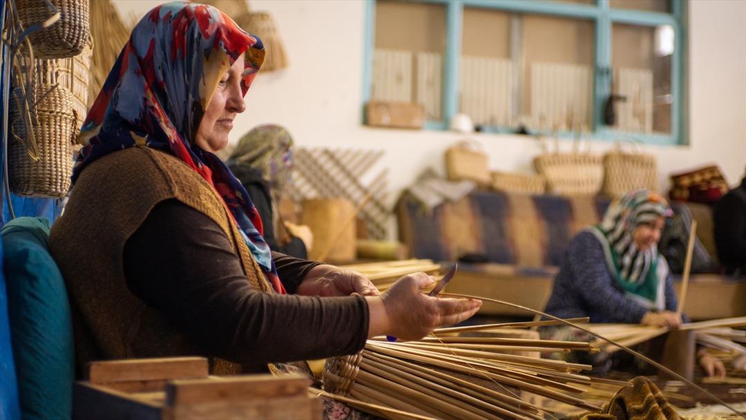 AA-20250622-38352349-38352339-AGAKOYLU_KADINLARIN_EL_EMEGI_HASIR_URUNLERI_YURDUN_DORT_BIR_YANINDA_ALICI_BULUYOR