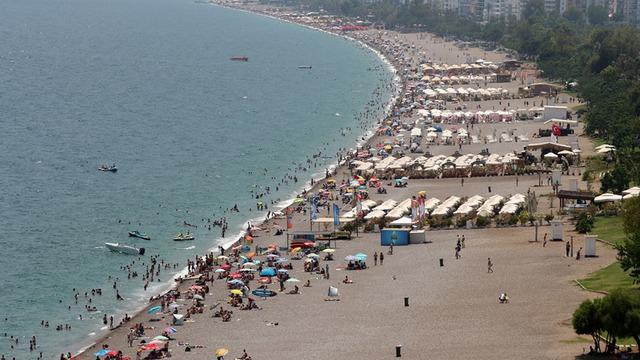 YKS sonrası Konyaaltı Sahili'nde yoğunluk