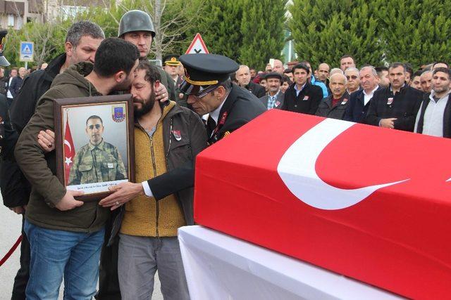 Kazada şehit olan asker son yolculuğuna uğurlandı