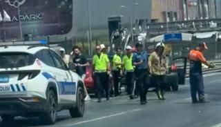 Direksiyon hakimiyetini kaybeden sürücü yan yoldan anayola uçtu, E-5 kapandı; O anlar kamerada