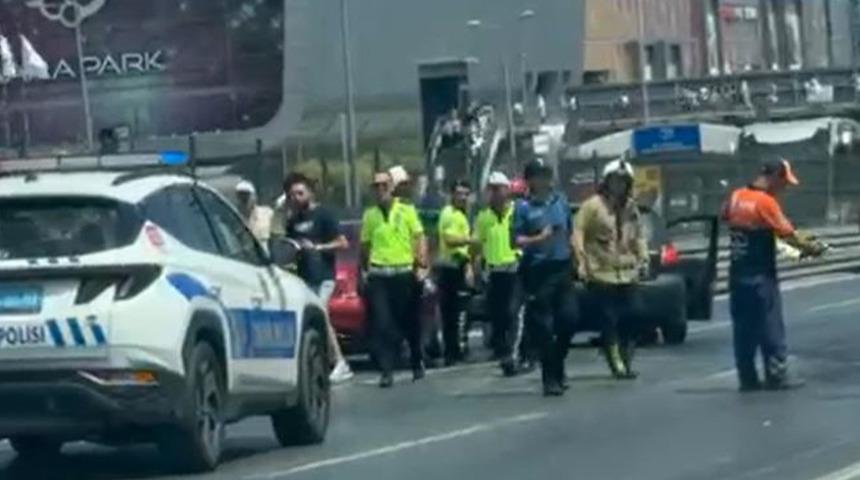 Direksiyon hakimiyetini kaybeden sürücü yan yoldan anayola uçtu, E-5 kapandı; O anlar kamerada