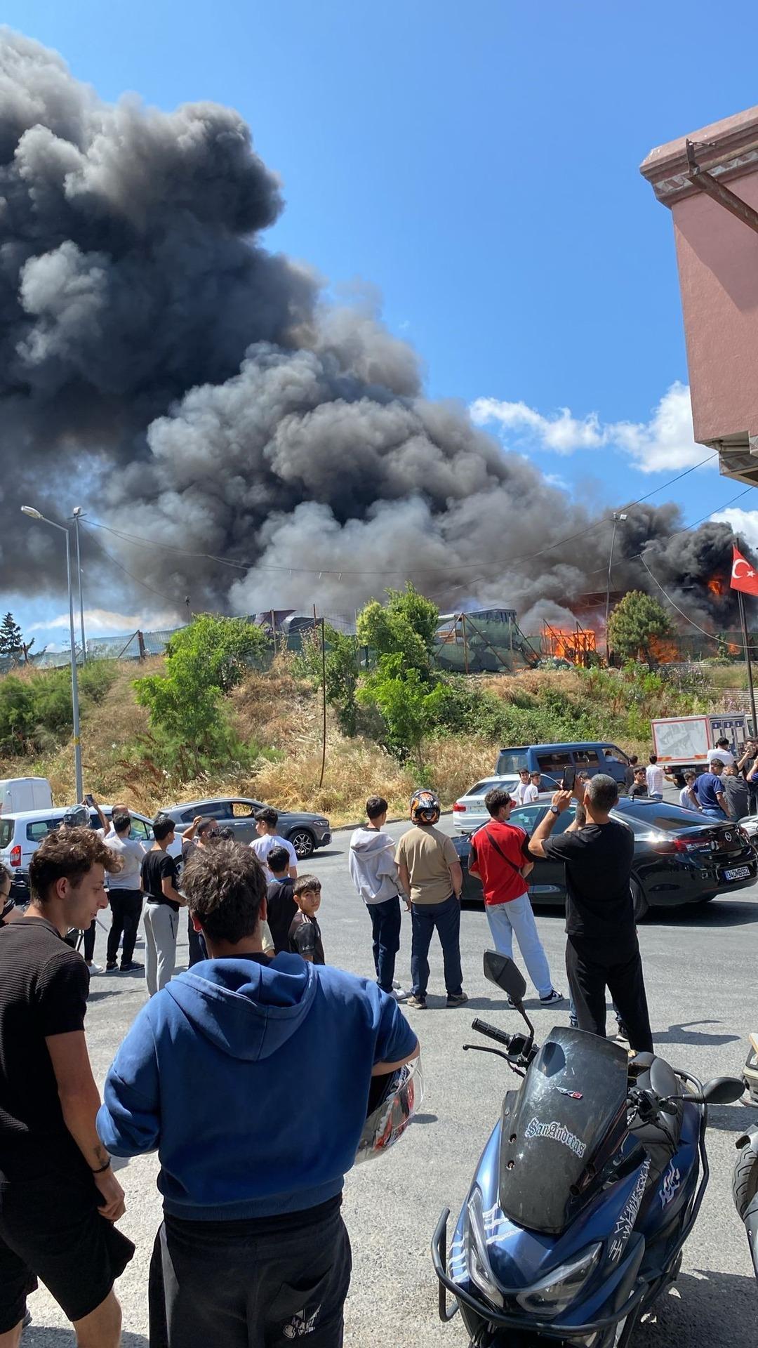 İstanbul da korkutan yangın! Dumanlar çevre ilçelerden de görüldü 1