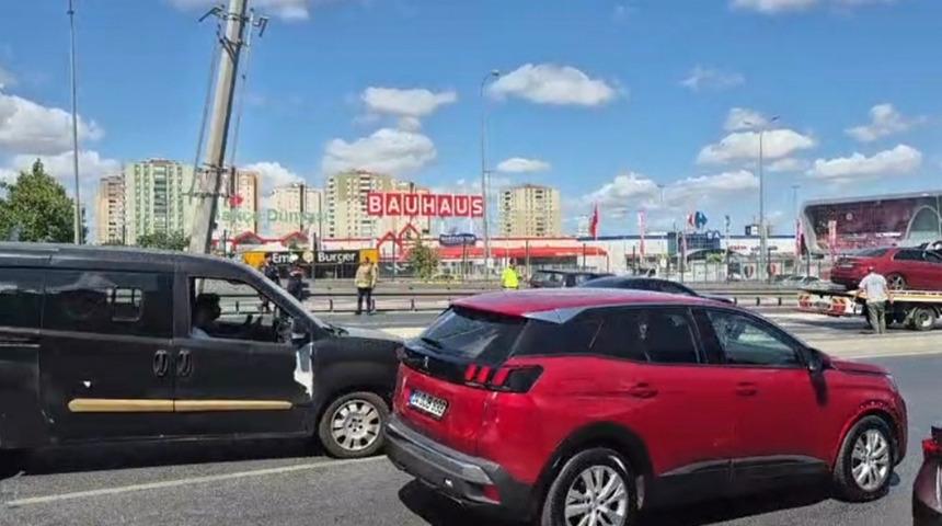 Beylikdüzü'nde zincirleme kaza: 2 yaralı