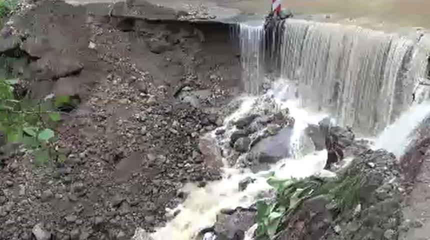 Trabzon'da sağanak; 5 mahalle yolu ulaşıma kapandı