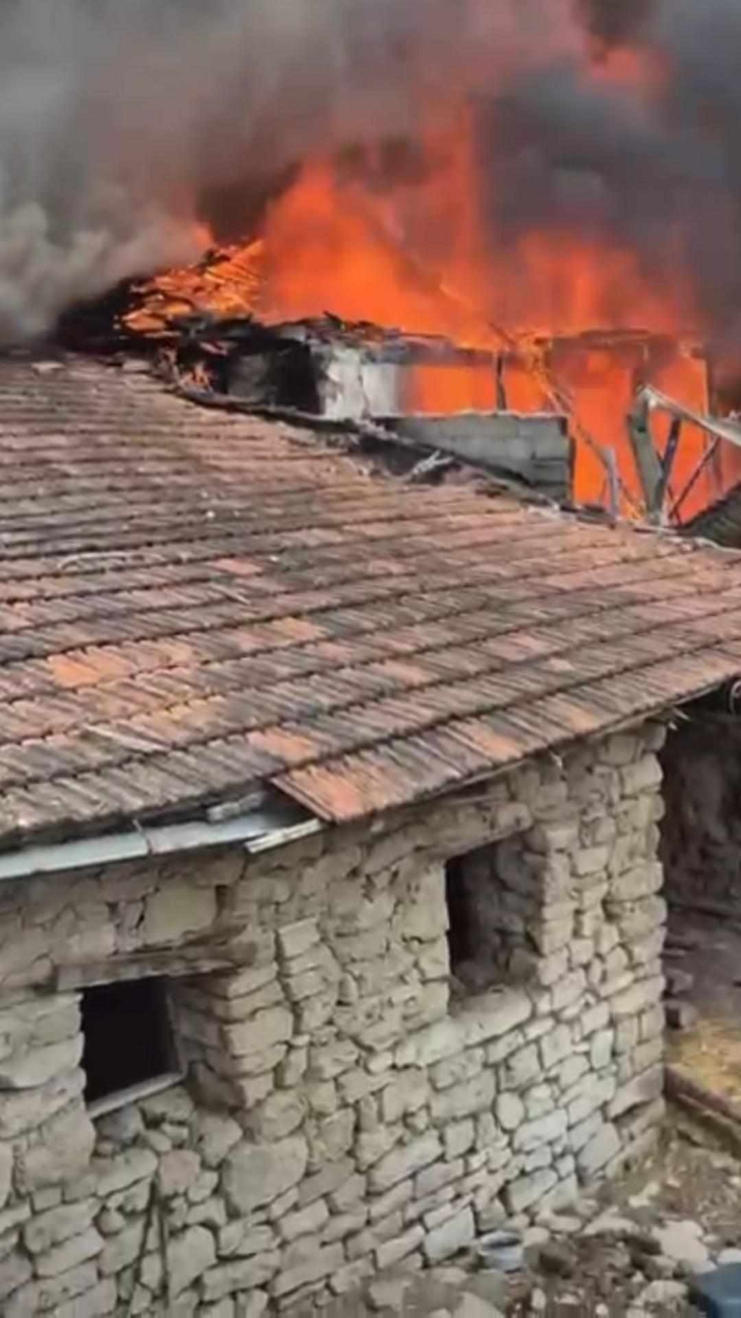Bahçede yakılan ateş 2 ev ve 1 metruk binayı kül etti 1