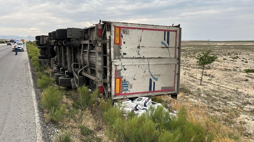 Kontrolden çıkan tır şarampole devrildi: 1 ölü
