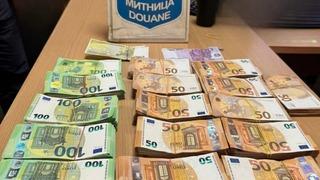 Tırlara gizlenen beyan edilmemiş 200 bin euro sınırda yakalandı