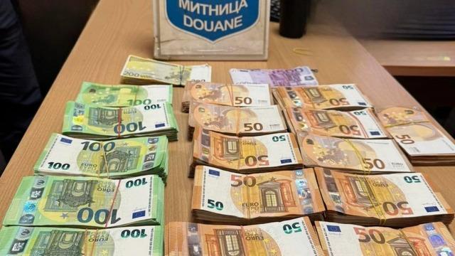 Tırlara gizlenen beyan edilmemiş 200 bin euro sınırda yakalandı