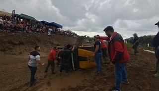 Rize'deki off-road yarışlarında takla atan araç yürekleri ağıza getirdi