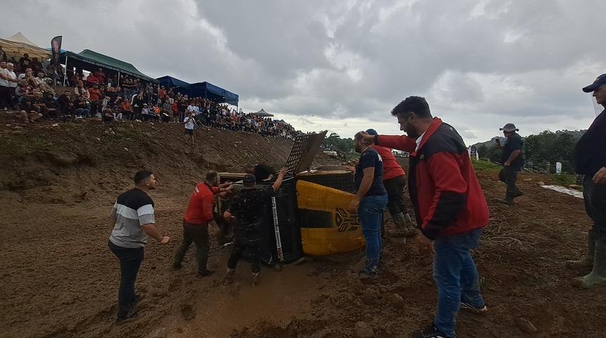 Rize'deki off-road yarışlarında takla atan araç yürekleri ağıza getirdi