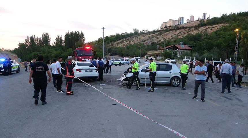 Malatya'da iki araç kafa kafaya çarpıştı: 11 yaralı