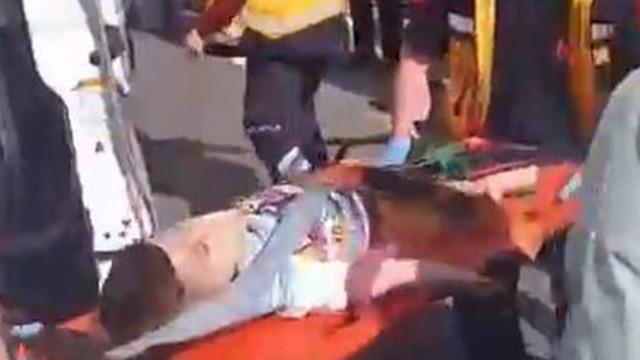 Arnavutköy'de feci kaza! Yolun karşısına geçmeye çalışan anne ve çocuğuna çarptı