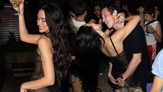 Dua Lipa ve nişanlısı kimseyi umursamadı! Danslarıyla dikkat çektiler