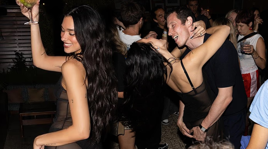 Dua Lipa ve nişanlısı kimseyi umursamadı! Danslarıyla dikkat çektiler