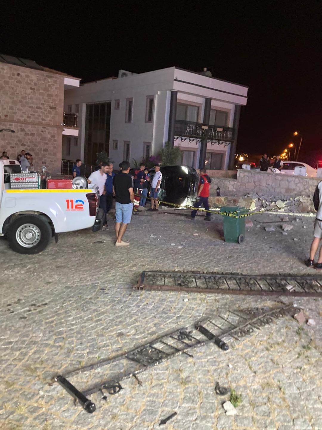 1200xauto Ayvalık'ta gece yarısı feci kaza: İş insanı öldü, eşi ağır yaralandı!