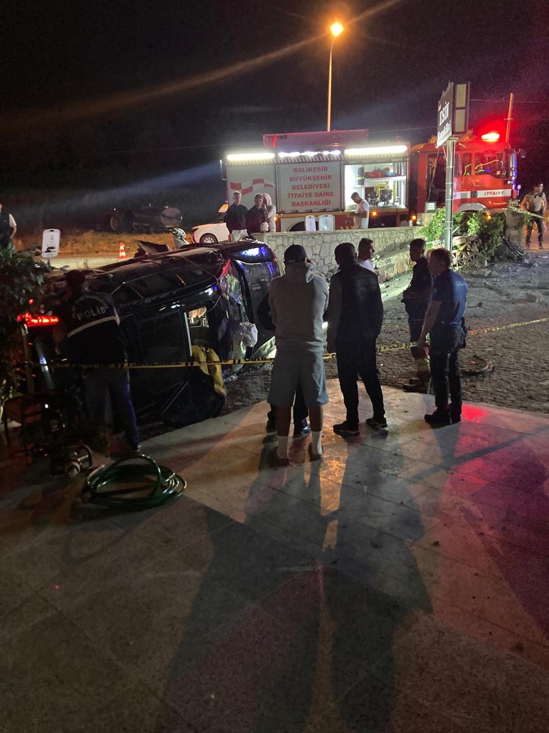 1200xauto Ayvalık'ta gece yarısı feci kaza: İş insanı öldü, eşi ağır yaralandı!