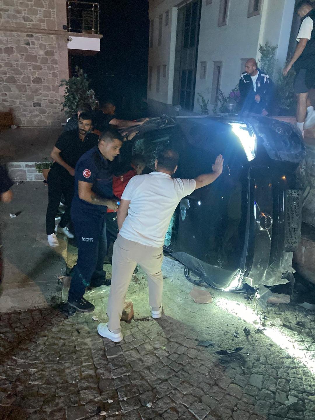 1200xauto Ayvalık'ta gece yarısı feci kaza: İş insanı öldü, eşi ağır yaralandı!