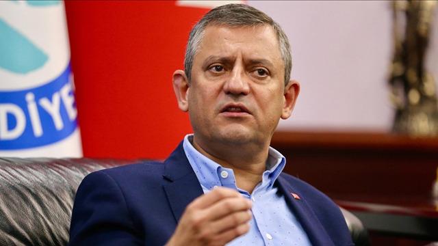 CHP Genel Başkanı Özgür Özel canlı yayında oran verdi! Masasındaki son anketi açıkladı: 'AK Parti'yle fark....