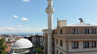 'İlk defa böyle bir cami gördüm' İstanbul'da bu da oldu! Binayla iç içe