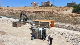 Yük boşaltan kamyon devrildi