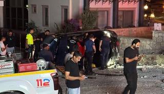 Balıkesir'de feci kaza! Otomobil, büfe ile otelin duvarına çarptı: 1 kişi hayatını kaybetti, 1 kişi yaralandı