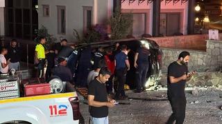 Balıkesir'de feci kaza! Otomobil, büfe ile otelin duvarına çarptı: 1 kişi hayatını kaybetti, 1 kişi yaralandı