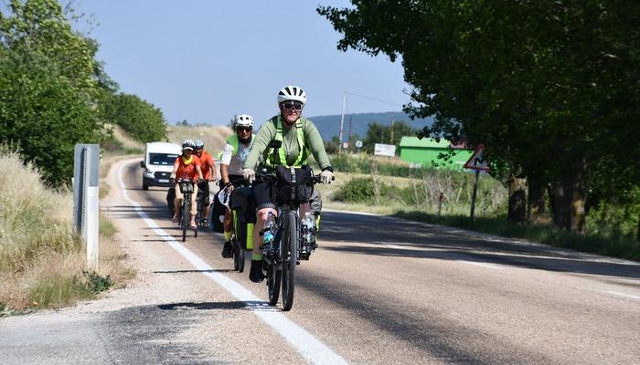20439107-700x400 İklim krizine dikkati çekmek için bisikletiyle yaklaşık 1600 kilometre yol katetti