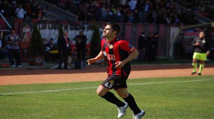 Sezer &Ouml;zt&uuml;rk'te p&uuml;r&uuml;z...