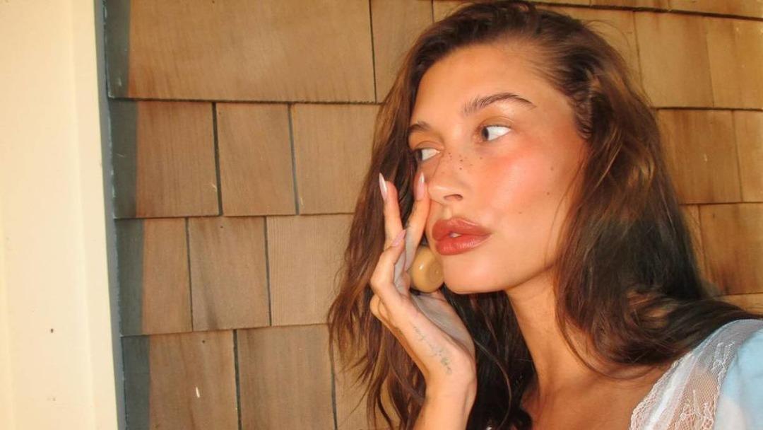Tarzıyla öne çıkan Hailey Bieber’ın tarzını nasıl uyarlayabilirsin? Cevap bu içerikte! 2